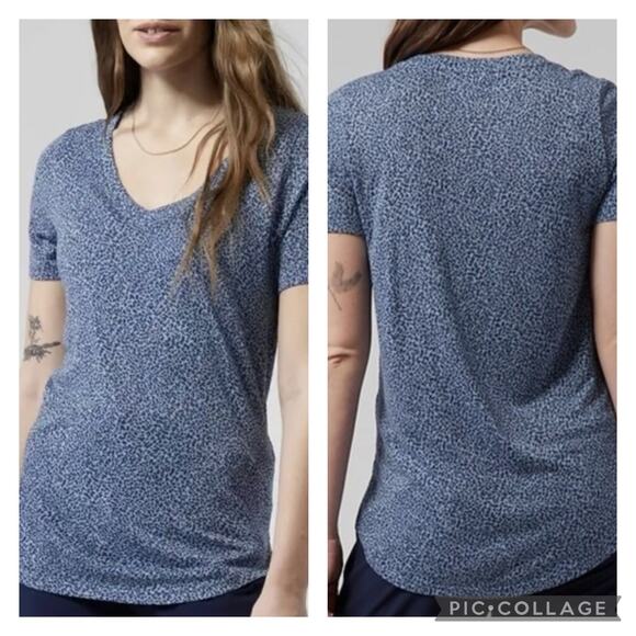 Athleta Tops - Athleta Breezy Scoop V Neck Tee Blue Leopard Size 1X